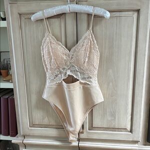 Faded Rose Lace Bodysuit in Cream Sz M